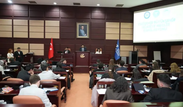 Eskişehir'de gençler meclis kürsüsünde