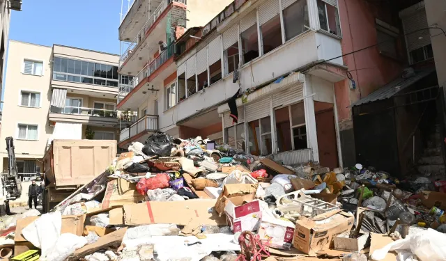 Karabağlar'da 'çöp ev'den 12 kamyon atık çıkarıldı