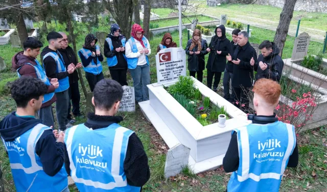 Kocaeli'de gençlerden şehitliğe saygı görevi
