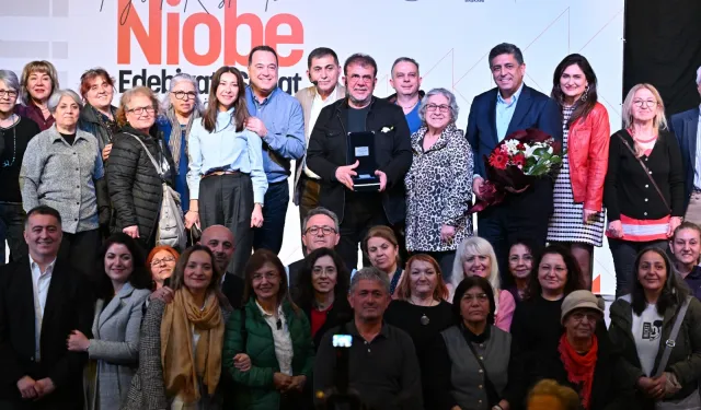 Manisa'da Nebil Özgentürk, Niobe Söyleşileri'nde sanatseverlerle buluştu