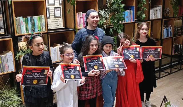 Ünlü tiyatro tiratları Bursa'da çocukların yorumuyla sahnelendi