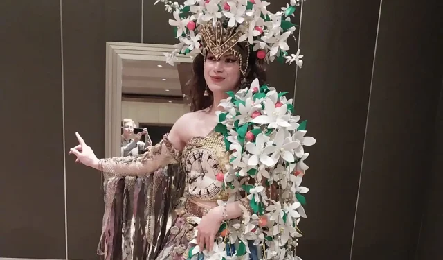 Adana'da Uzunköprü rüzgarı... Moda tasarımcısı Güzin Vardar Türkiye birincisi oldu