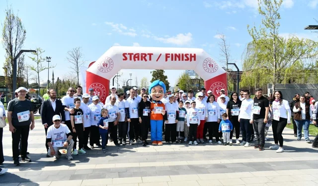 Balıkesir'de otizm farkındalığı için koşuldu