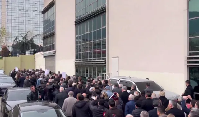 Bursa Büyükşehir'de seçim gerginliği! CHP'liler dışarı çıktı, gerginlik yola taştı!