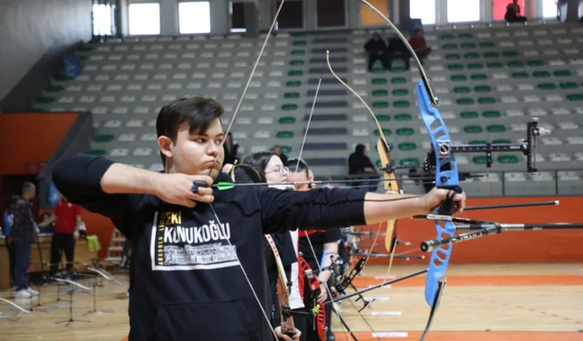 Bursa İnegöl'de öğrenciler okçuluk maharetlerini yarıştırdı