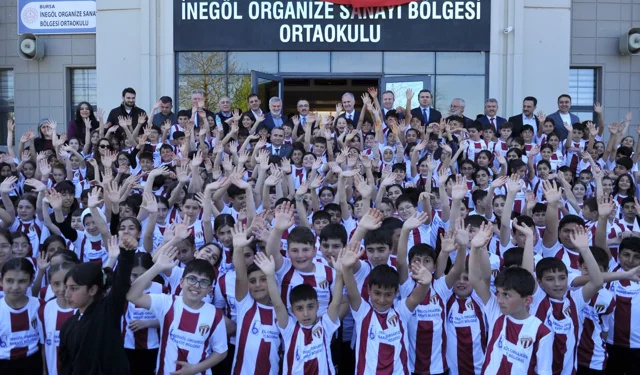 Bursa İnegölspor forması bin 100 öğrenciye dağıtıldı
