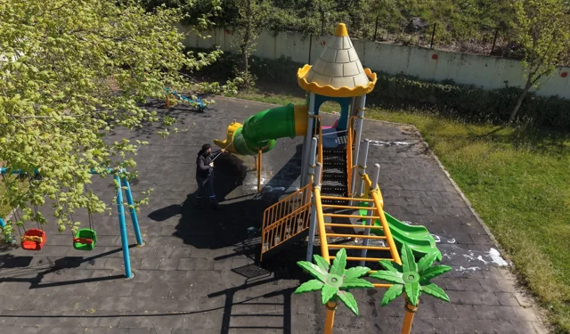Çayırova'daki parkların oyun grupları yıkanıyor