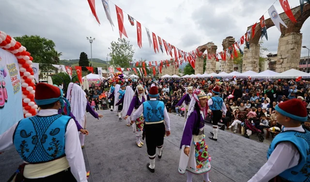  Efes Selçuk'ta çocuklar bayramlarını şenlikle kutladı