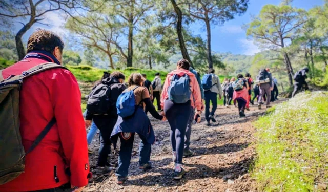 İzmir'de Efes Mimas Yolu'nda bahar yürüyüşü