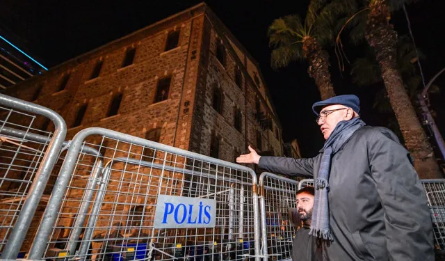 İzmir'de gece nöbetine devam... CHP'li Tanal pense ile plastik kelepçeleri kesti!