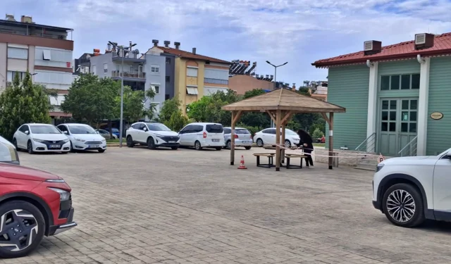 Kepez Cahit Zarifoğlu Kütüphane otoparkı akşamcı meskeni oldu