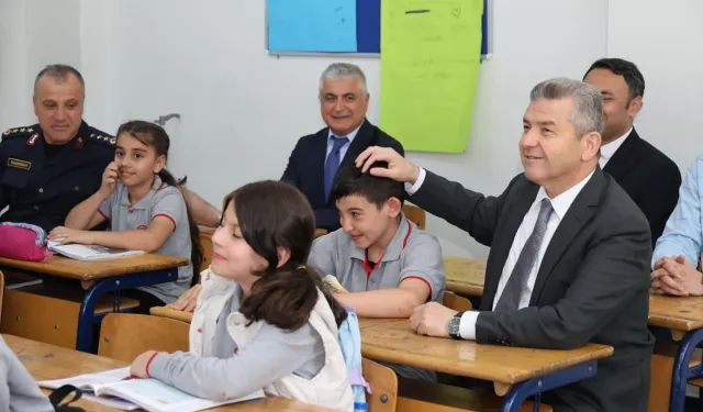 Artvin Valisi Ergün'den okul ziyaretleri