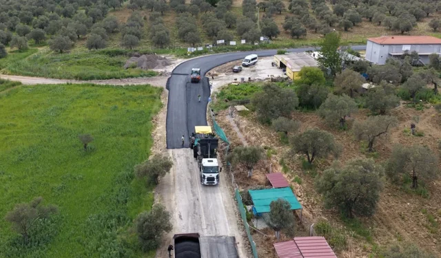 Balıkesir'de yol çalışmalarına devam ediyor