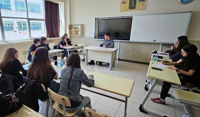 Bursa Mudanya'da liselilerin 'münazara' heyecanı