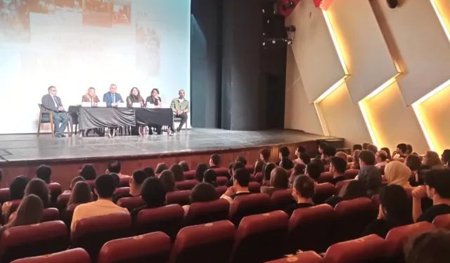 Bursa'da gençler tiyatro sanatçılarıyla buluştu