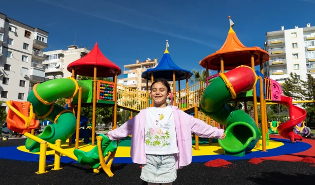 İzmir Narlıdere'de oyun parkı zeminleri yenileniyor