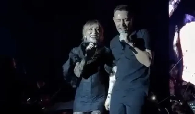 Mustafa Sandal konserinde kraliçe Ziynet Sali'yi ağırladı!