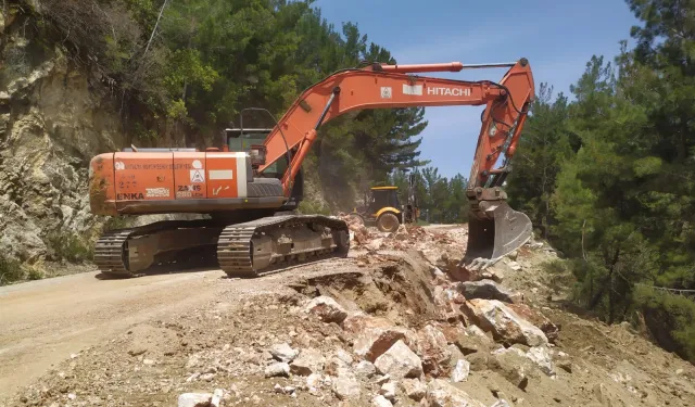 Antalya 'da Büyükşehir ekiplerinden yol mesaisi