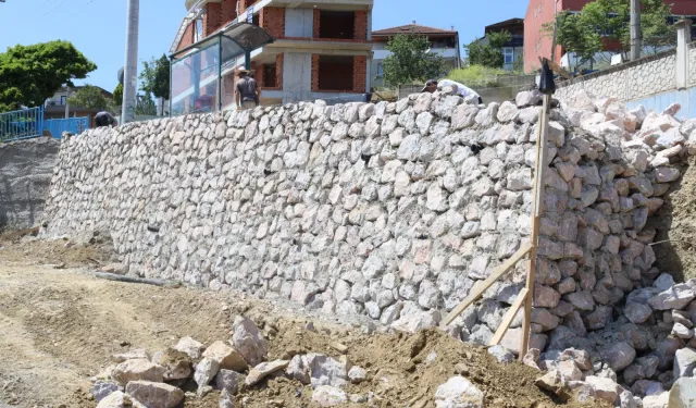 Kocaeli İzmit'te taş duvar yenileme çalışması