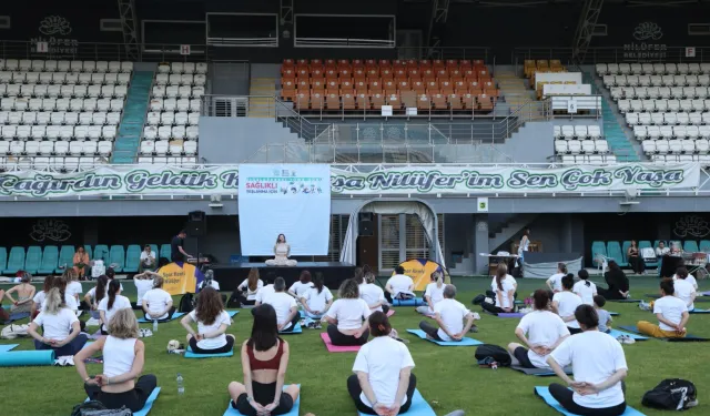 Sağlıklı yaşlanma için yoga yaptılar