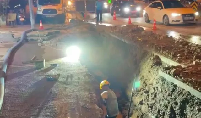 Ayvalık'ta kanalizasyon hattındaki göçük 36 saatte giderildi