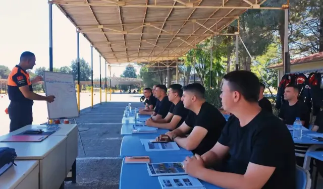 Bursa'da Jandarma personeline ileri motosiklet sürüş eğitimi tamamlandı