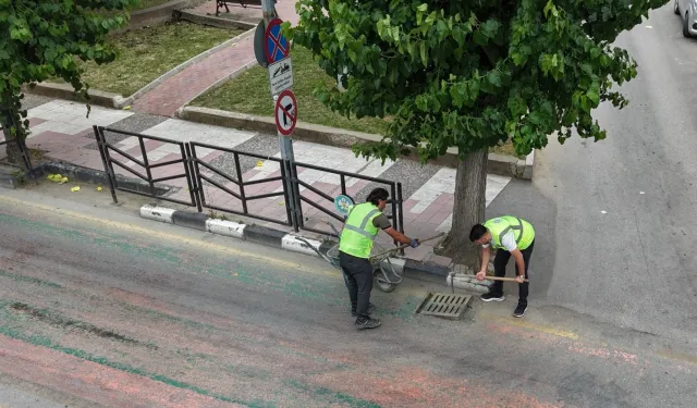 Manisa'da 17 ilçede yağmur suyu ızgaralarına düzenli bakım
