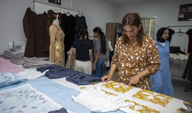 Mersin'de kadın kursiyerlerden el emeği sergisi
