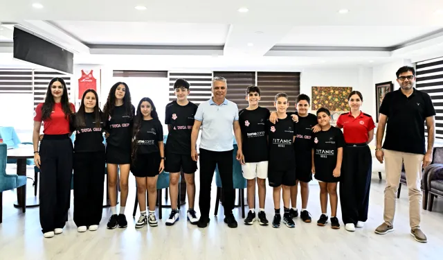 Muratpaşa Belediyespor squashta kürsüden inmiyor