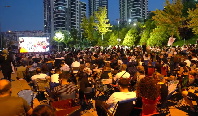 Ankara Keçiören'de açık hava sinema keyfi