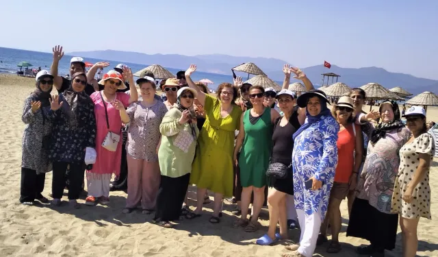 İzmir Karabağlarlı kadınlara Pamucak'ta deniz keyfi