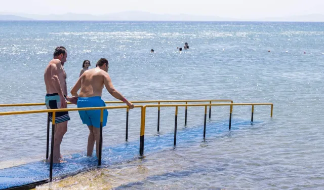 İzmir'de engelli yurttaşlar denizle buluşuyor