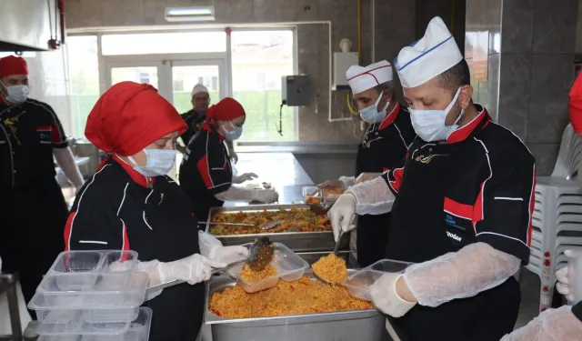 İzmit'te sıcak yemek desteğiyle dayanışma büyüyor