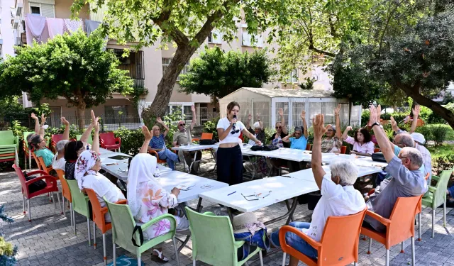Alzheimer farkındalığı için Muratpaşa'da yaşlı evlerinde buluşuldu