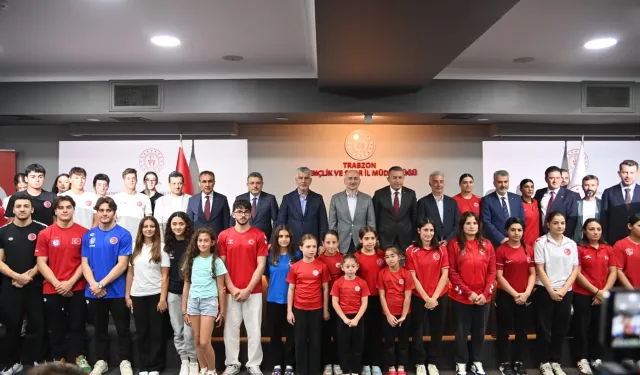 Balıkesir'de gençler denizle buluşuyor