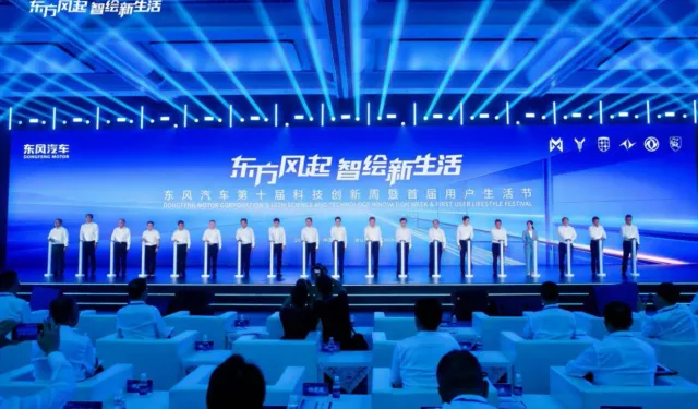 Dongfeng Motor'un 10. Bilim ve Teknoloji İnovasyon Haftası ile 1. Kullanıcı Yaşam Tarzı Festivali Wuhan'da başladı