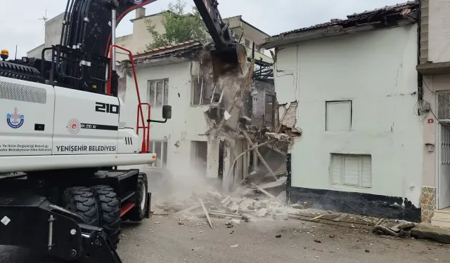 Bursa Yenişehir'de metruk binalar tek tek yıkılıyor