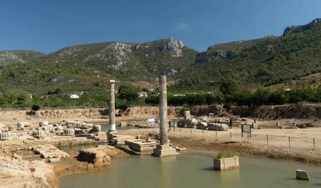 Klaros'ta 3 bin 300 yıllık kehanetin izinde