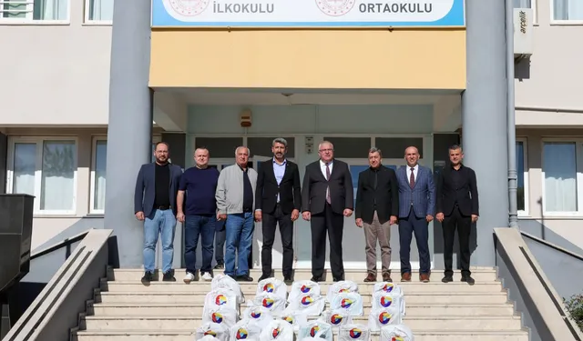 TOBB'dan Kumluca'da 525 öğrenciye ayakkabı desteği
