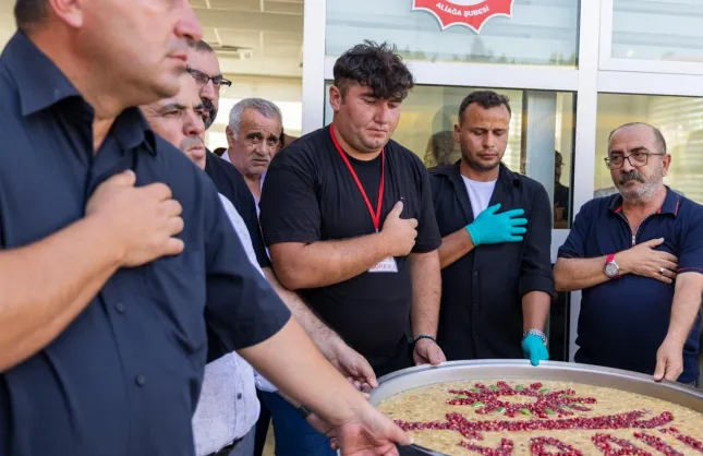 İzmir'de Başkan Tugay Aliağa’da aşure lokmasına ortak oldu