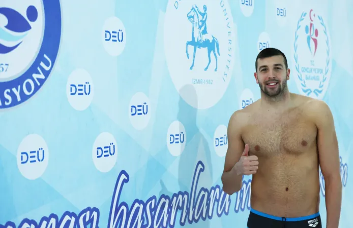 Dokuz Eylül kapılarını milli yüzücüye açtı