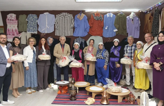 Alikahyalıların el emeği ürünleri İZMEK'le görücüye çıktı