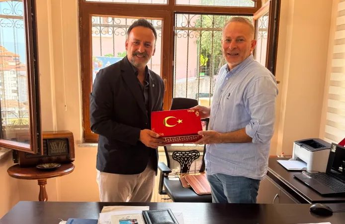 İzmit Belediyesi'nden muhtarlara doğum günü ziyareti