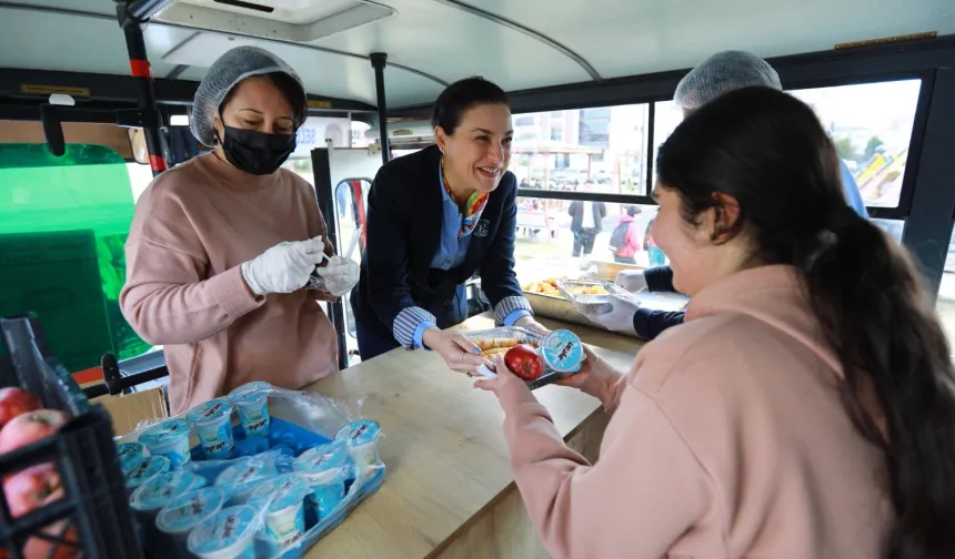 İzmir'de öğrenci otobüsünde Kent Lokantası dayanışması