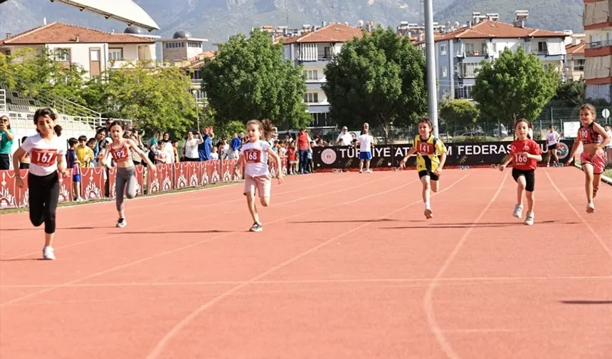 “En Hızlı Benim” atletizm yarışmasına yoğun ilgi