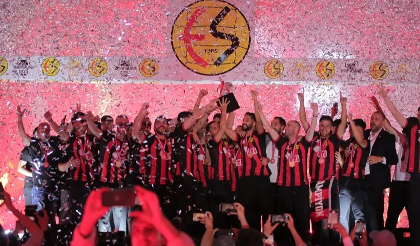 Eskişehirspor şampiyonluğunu sahada kutladı
