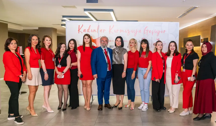 Kadınlar kalpleri için kırmızıya geçti
