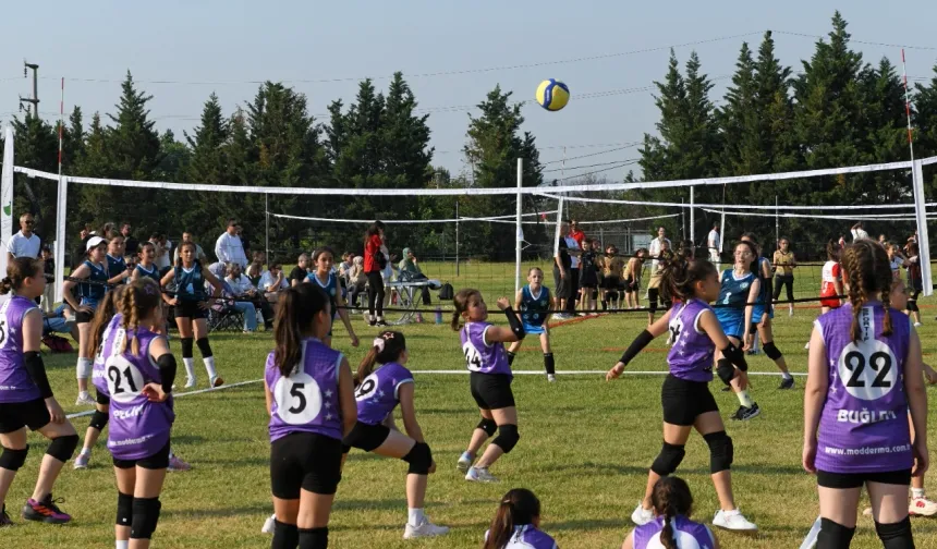 Bursa Osmangazi’de kız çocukları için Mini Voleybol Şenliği