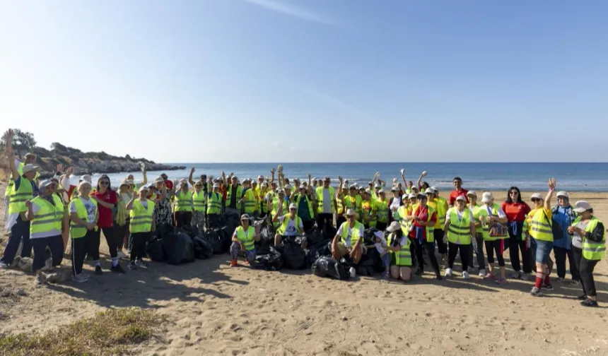 Mersin Büyükşehir ile gönüllüler Ayaş sahilini temizledi