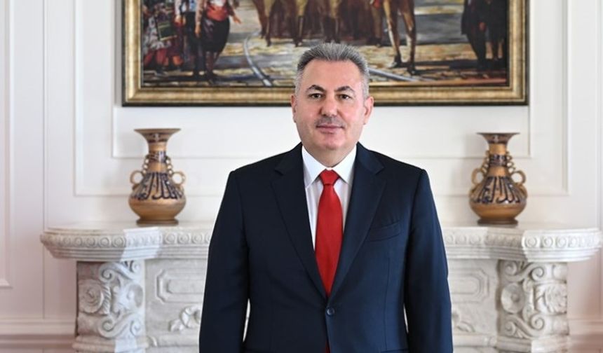 Atatürk, Cumhuriyet’i “en büyük eserim” diyerek milletine emanet etmiştir.